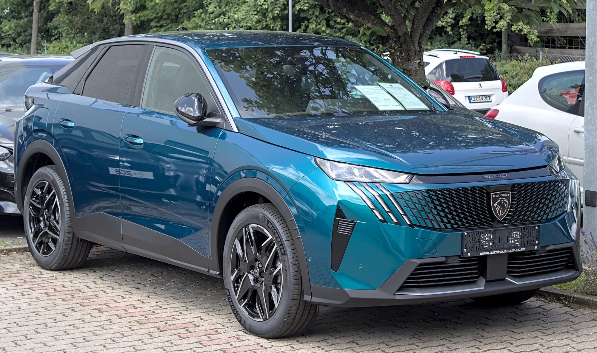 Third-generation Peugeot 3008 in blue, front three-quarter view